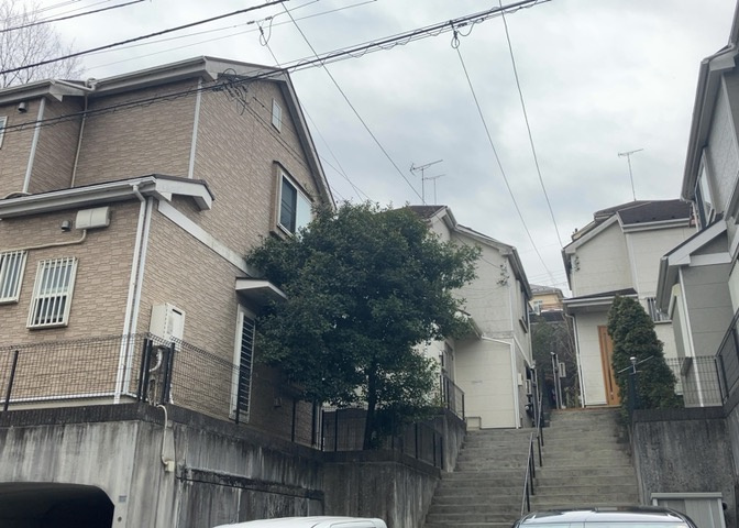 床下換気口は、床下に湿気がこもることを防ぎ、効果的に換気を行うために設置されています。床下換気口が設置されていない建物は、基礎パッキング工法などにより換気を行なっています。詳細は現地でご確認ください。