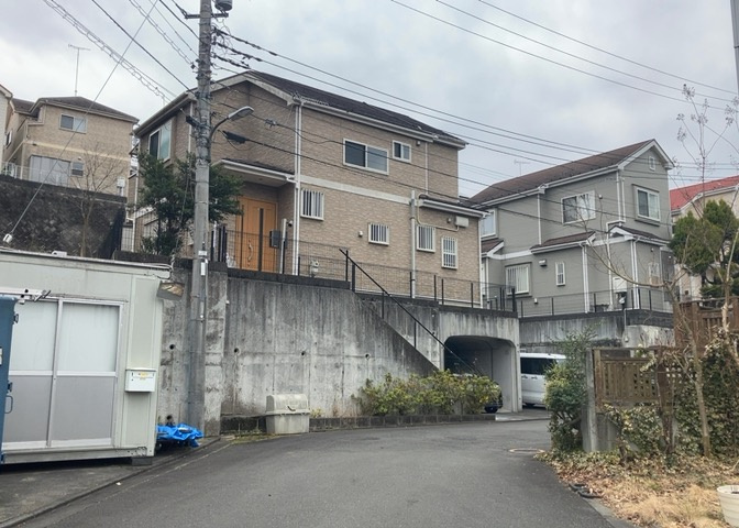 南側道路の場合は長い時間光を入れ込むことができるため、庭やリビングを道路側に持ってくることが多く土地価格も高い傾向にあります。一方北側道路だとリビングや庭が南側になりプライバシーを守ることができます。