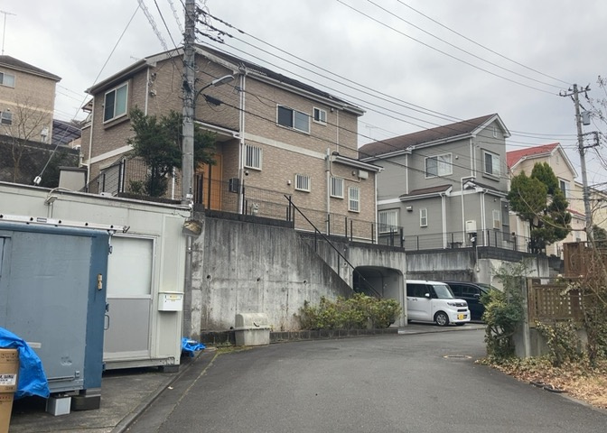 東側道路の場合は居室を南向きに設計しやすいため、朝日が入りやすいというメリットがあります。一方、西側道路も東側同様に居室を南向きに設計しやすいのですが、住宅地だと朝日が入りにくいという弱点があります。