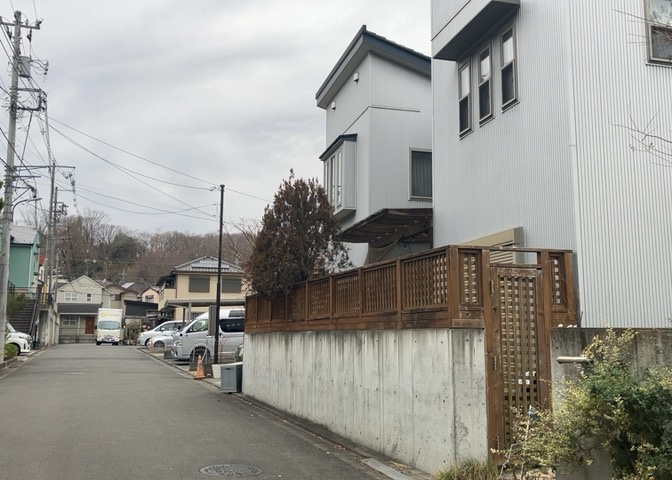 土地の地勢が高台の場合、景色を綺麗にみることができ、景色にこだわってお家探ししている方におすすめです！また平坦地よりも風通しがいいというメリットがあります。デメリットもあるので是非現地でご確認下さい。