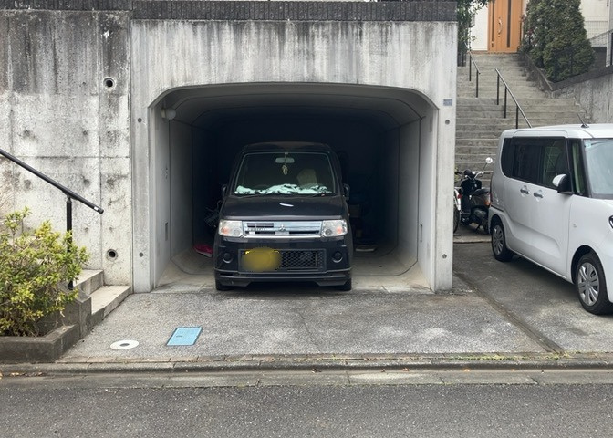 車一台あたりに必要なスペースは、標準サイズの普通自動車で横幅2m50cm、長さ5mは必要になります。ただし、乗降のことも考慮して横幅3m30cm、長さ5m50cmほどは確保できるところを選びましょう。