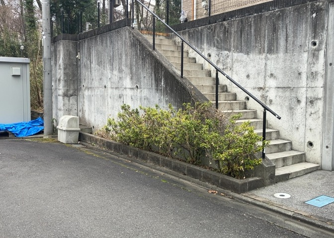 庭のある家に住むことのメリットとして、子どもたちの遊び場を確保できること、ガーデニングや家庭菜園を楽しめること、明るさを確保できることがあります。また、配置を工夫することでプライバシーが確保できます。