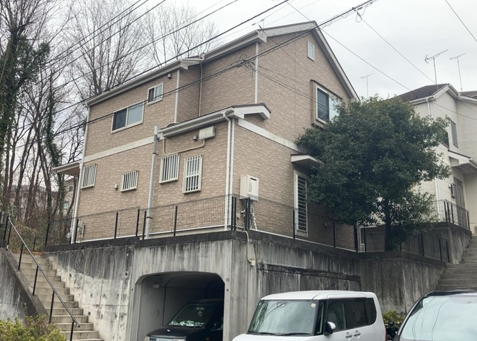 バルコニーは、建物内から室外へ楽に出入りできる便利なスペースです。また、バルコニーには手すりを付けることが義務付けられており、手すりの高さは110cm以上で施工することが建築基準法で定められています。