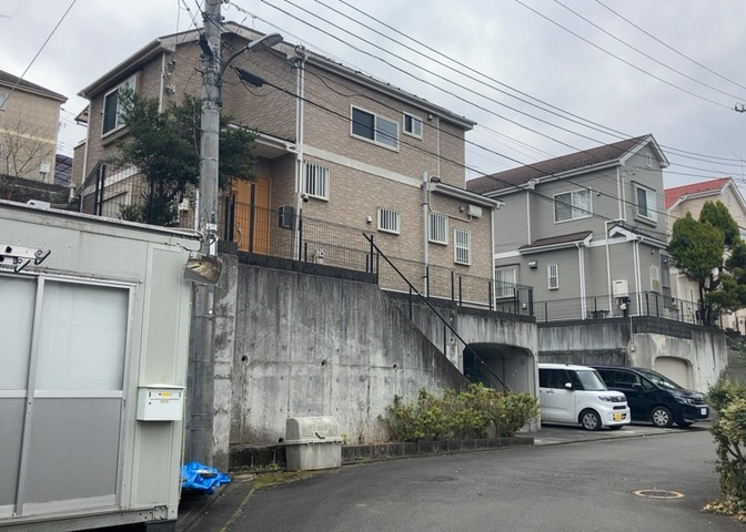住宅用の土地では前面道路に2m以上接していなければならないと法律で定められています。しかし、お持ちの車のサイズやライフスタイルなどにより、2mでは利便が悪い場合もございますので、事前に確認しましょう。