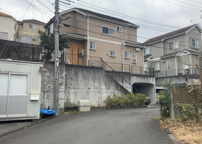 道幅が広い場所は日当たりや風通が良好です。幅が広いのですれ違いも可能ですし大きな車でも駐車可能！一方で、大型車が通ることも多くなるため交通量の増加により騒音に繋がります。また土地の値段が高くなります。