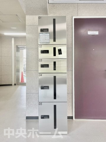 【宅配ボックス】在宅時・不在時に関わらず、居住者の代わりに非対面で宅配物を受け取ってくれる便利な設備です。わかりやすくご説明致しますので見学時にはお部屋だけではなく共用部分もぜひチェックしてください。