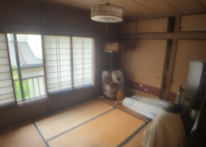 寝室でゆっくりと過ごすためにはベッド周りの適度な空間を担保することや窓の位置、照明の明るさ、寝室の広さなどを考える必要があります。自身や家族の構成とライフスタイルに併せて寝室にする部屋を選びましょう！