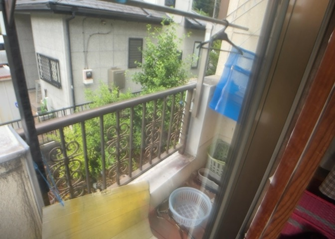 バルコニーは、室外の専用スペースのうち、「屋根がなく開放された空間」であるものを指します。ベランダより広いタイプのものが多く、日当たりもよいため家庭菜園などを楽しみたい人にとって適した環境となります。