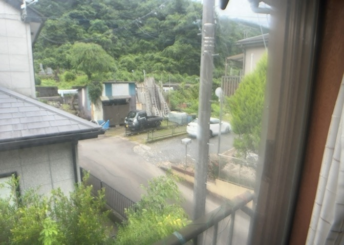 眺望を気にして物件を探す場合、前面に建物が建っていないか現地で確認しましょう！前面に建物があると景色はもちろん、日当たりや風通しにも影響が出てきます。住んだ時のことを想像しながら現地見学をしましょう。
