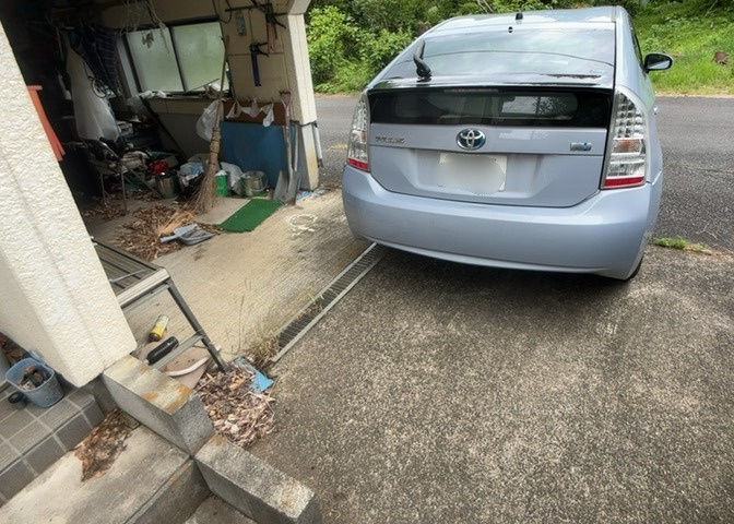 駐車場と明記されていても、最小スペースでつくられた駐車場だと大型車は駐車できなかったり、出入りしにくくなったりする可能性があります。お車のサイズと購入したい物件の駐車場のサイズを現地で確認しましょう。