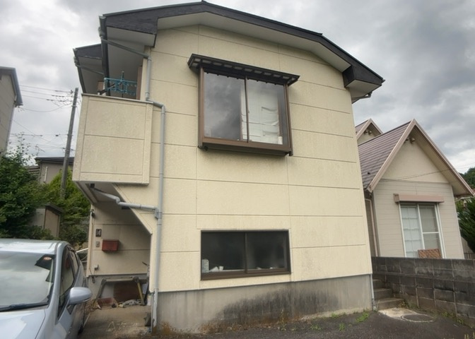 住宅用の土地では前面道路に2m以上接していなければならないと法律で定められています。しかし、お持ちの車のサイズやライフスタイルなどにより、2mでは利便が悪い場合もございますので、事前に確認しましょう。