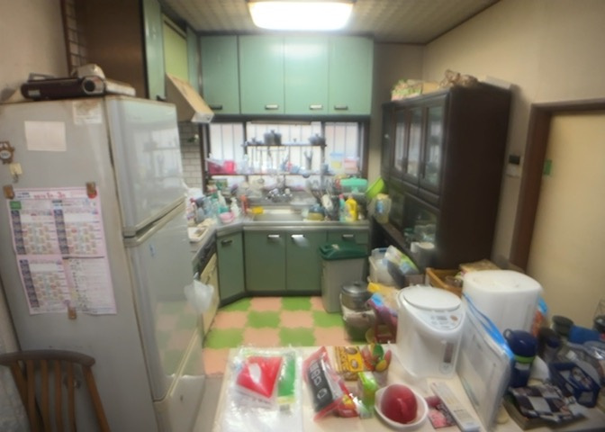 ダイニングは、食事や家族の団らんスペースとしてだけではなく、ほかの用途としても使用することができます。ダイニングテーブルを置き、食事のためのスペースを作ることでリビングとの差別化を図ることができます。