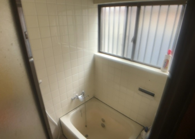 入浴時の快適さも大事なことですが、綺麗な状態を維持できなければ気持ちよく入浴できません。毎日の掃除が楽という点は大事なポイントになります！カビが生えにくく掃除がしやすい、壁や浴槽を選ぶといいでしょう。