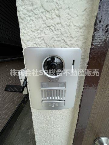 来客時に直接顔を合わせずにやりとりしたり、不審者の侵入を防いだりとセキュリティー面で重宝する設備です！