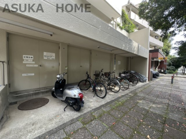 大切な自転車を雨から守ってくれる屋根付きの駐輪スペースです。