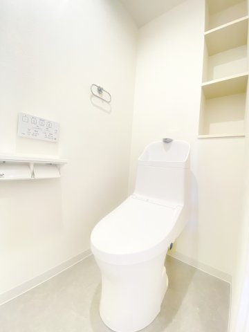 温水洗浄便座付トイレに交換済み！棚もあるのでトイレットペーパーの予備を置いたり観葉植物など飾るのも◎