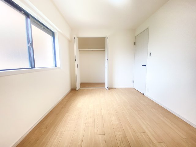 約6帖の中部屋の洋室。窓もあるため採光もある明るいお部屋です。換気もできるのがいいですね♪