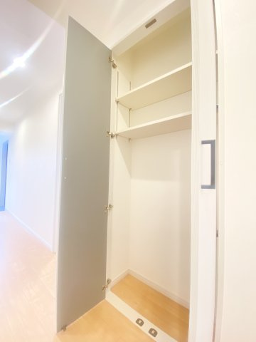 掃除道具など収納するのに便利な廊下収納。上部の棚は高さが変えられるようになっています！