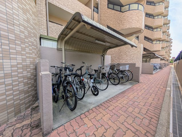 屋根付きの駐輪場。きちんと整列されているので出し入れもスムーズにできますね。