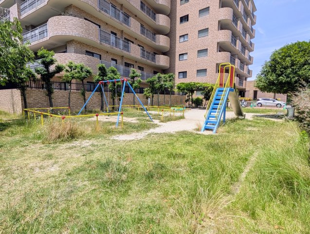 建物に隣接してある四軒家南公園。滑り台やブランコで遊べます。遠くまで行かなくてもいいので安心ですね。