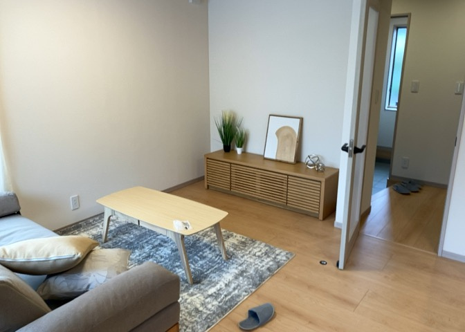 ダイニングは、食事や家族の団らんスペースとしてだけではなく、ほかの用途としても使用することができます。ダイニングテーブルを置き、食事のためのスペースを作ることでリビングとの差別化を図ることができます。