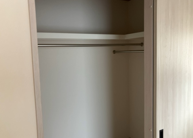 ウォークインクローゼットがあれば、クローゼット内でコーディネートが完成できますし、季節の変わり目に行う衣替えの手間も省けます。また、スーツケースなど大きいものもしまうことができ使い勝手がよいです。