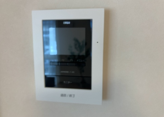 モニターで来訪者を確認して、目的が分からない場合はインターホンを通じて室内から会話することができます。怪しいと感じた場合はインターホン越しにお帰りいただくことができるので、直接会うことがなく安全です。