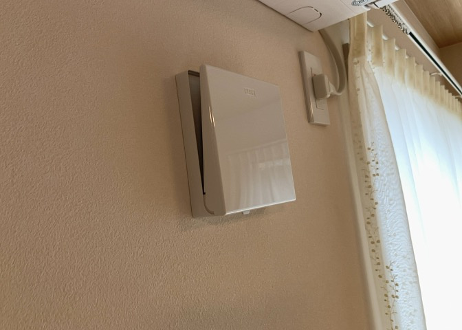 1日中建物内の換気が行われるように設計された仕組みです。気密性の高い住宅は、家に籠った空気でシックハウス症候群になる可能性がありますが、24時間換気システムであれば計画的な換気で対策が可能です。