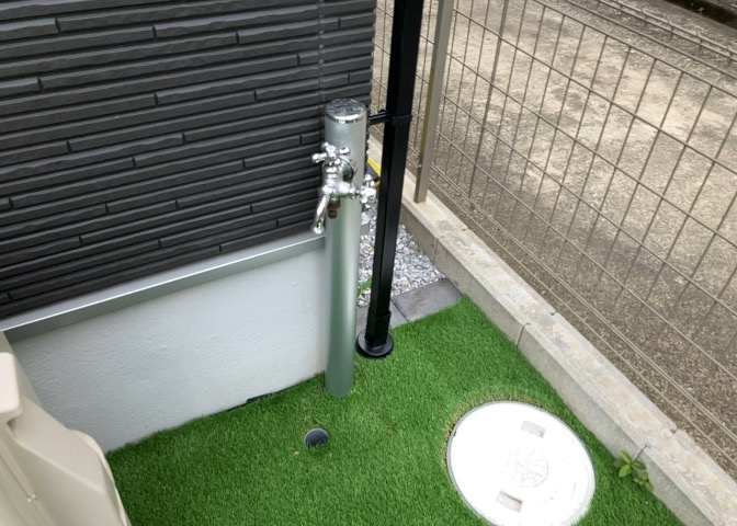 敷地内には、散水栓や立水栓があります。水道水を直接利用できるため、水を運ぶ手間を省くことが出来ます。大量の水を必要とする洗車作業や清掃などに役立ちます。その他設備とあわせて、現地でご確認ください。