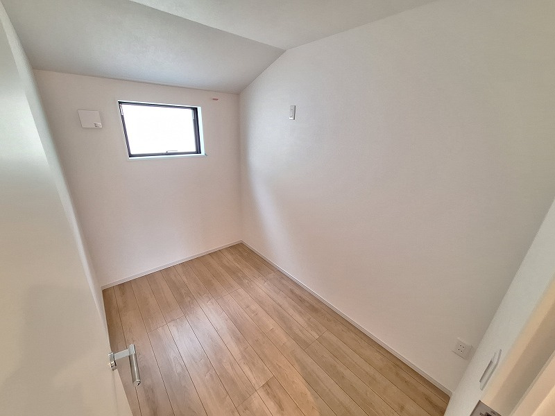 3帖の納戸。収納としても、リモートワーク部屋としても活用できます！