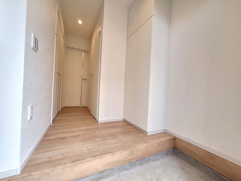 玄関にはシューズボックスの他、土間収納を採用。