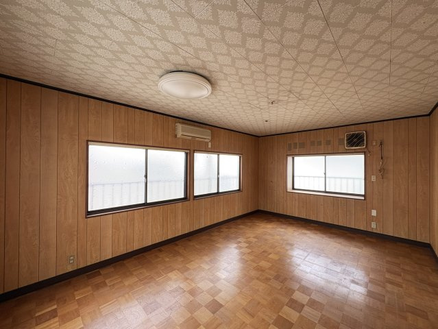 広さにゆとりのある洋室は、主寝室やご家族それぞれの個室としても使いやすい空間です。窓が複数設けられているため採光と通風が確保され、日中は明るく開放感のある室内環境となっています。