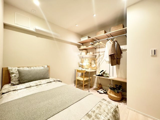 【サービスルーム】テレワークや趣味部屋、収納としても活用できるサービスルーム。居室感覚で使えるため生活の幅が広がり、在宅時間をより快適にする便利な空間です。