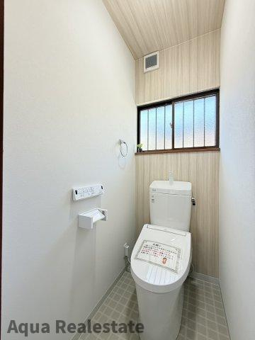 落ち着いた色調のトイレです
