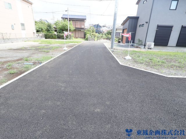 前面道路含む現地写真です
