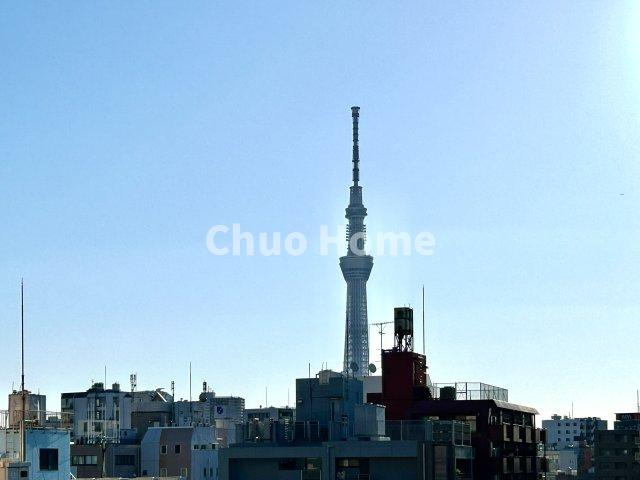 手を伸ばせば、ふれることが出来そうな環境が、そのままインテリアになったような印象です。その豊かな眺望にふさわしい空間には、通風・採光にも優れ、心地よい光と風があふれています