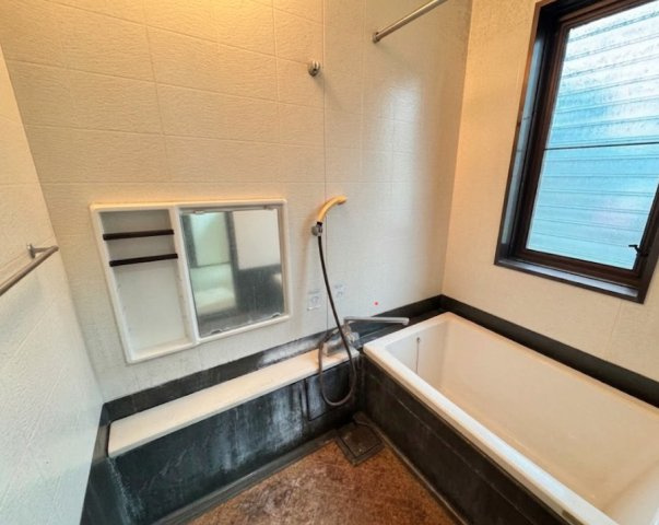 ゆったりとした浴槽が魅力の浴室。窓があることで換気がしやすく、湿気対策にも配慮されています。一日の疲れをしっかりと癒せる落ち着いた空間で、リラックスタイムをお過ごしいただけます。