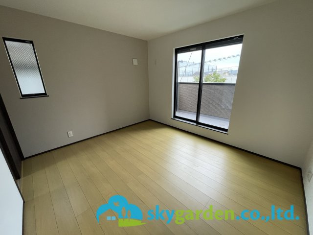 落ち着いた色調の寝室です