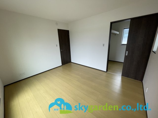 落ち着いた色調の寝室です