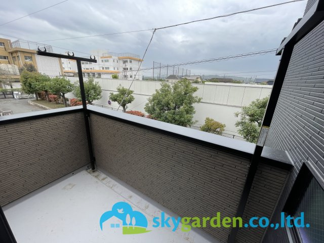 暖かな日差しのふりそそぐバルコニー