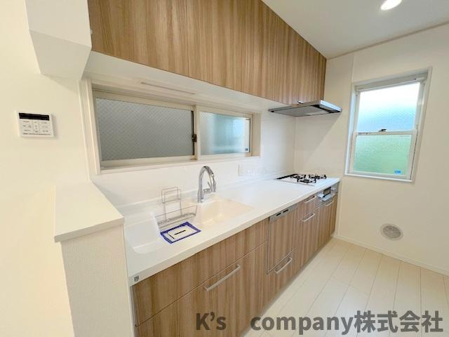 吊戸棚収納の充実している木目調の温かみのあるシステムキッチン☆