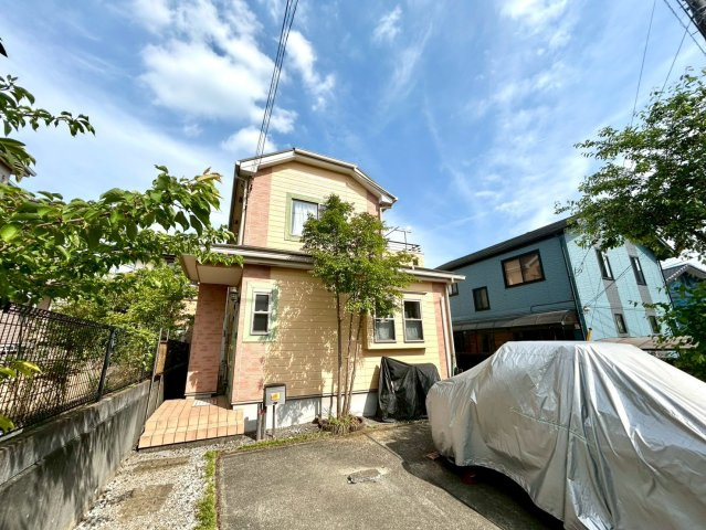 「構造」は建物を支える骨組みで、「工法」は構造を組み立てる方法をいい、構造や工法によって建物のデザインや強度、断熱性などに違いがあります。