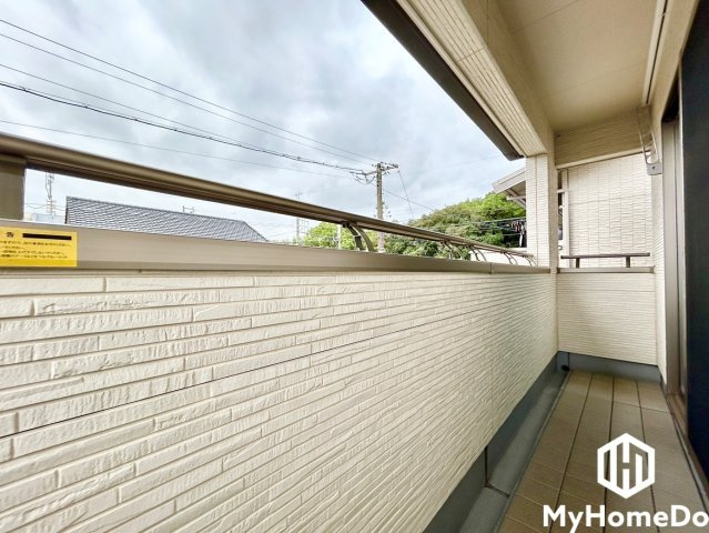 軒（屋根）が出ているため、外出中の急な雨でも洗濯物が濡れにくい設計です。