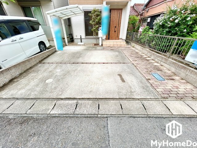 屋根付きカーポートを配置しており、お車だけでなく自転車やバイクの駐輪場所としても重宝します。