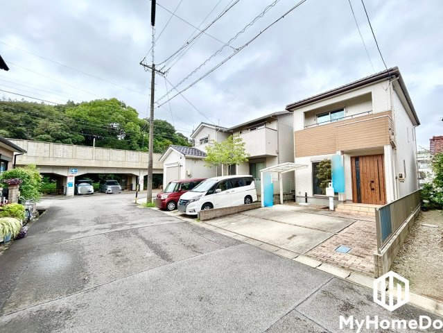道路からの引き込みや見通しが良く、前向き・バック駐車どちらも楽に行えます。