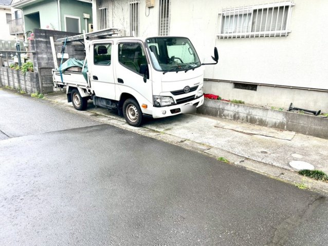 駐車場と明記されていても、最小スペースでつくられた駐車場だと大型車は駐車できなかったり、出入りしにくくなったりする可能性があります。お車のサイズと購入したい物件の駐車場のサイズを現地で確認しましょう。