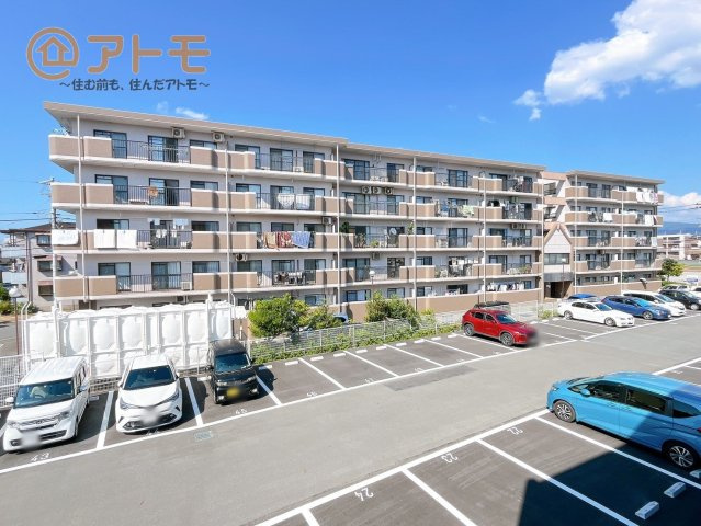 外観は落ち着いた雰囲気♪暖かみのある色合いで、街並みとマッチしています♪