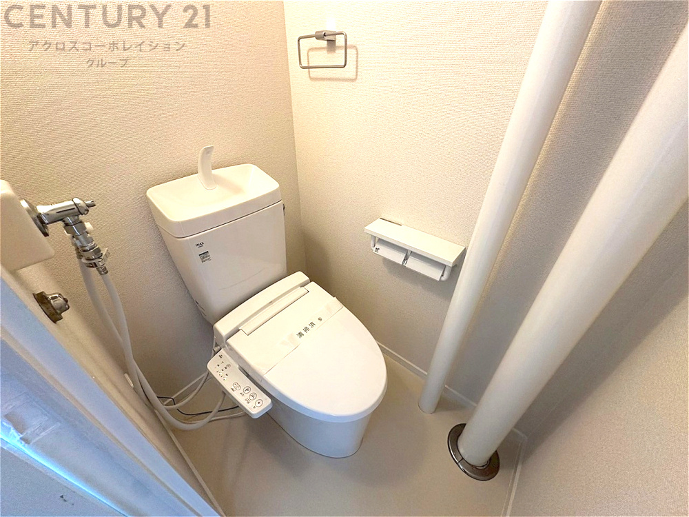 温水洗浄便座付トイレは温水洗浄機能により、暖かい水でおしりを洗浄することができ、冷たい水を使う従来の便座に比べ、温水洗浄機能で暖かいトイレを提供し、快適な使用を可能にします。