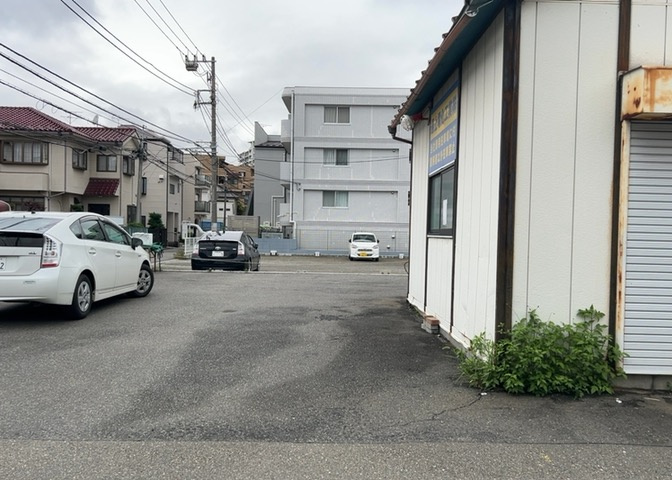 現地に行くなら、物件の周囲の地形がどうなっているかを見ることも大切です。周辺より低くなっている土地では、大雨などで水が集まりやすいため、地盤が弱くなっているということも考えられるため、注意が必要です。