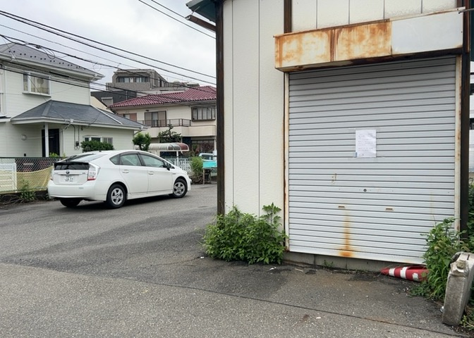 土地購入を検討されている場合、境界杭がない状態で購入してしまうと境界確定測量をする必要があり、費用がかかります。購入の前に、売主、隣土地所有者立ち合いのもと境界を確定し境界杭を設置するのがベストです。